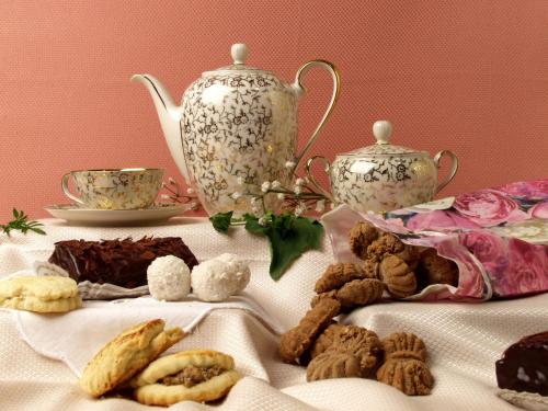 a table with tea pots and cookies on it at AKZENT Hotel Am Bach in Dettelbach