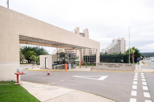 un edificio con una boca de incendios roja junto a una calle en San Alfonso del Mar Insuperable Vista, en San Antonio