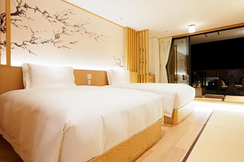 大石市にあるKumonoue Fuji Hotel - Vacation STAY 13700vのベッド2台 テレビ付