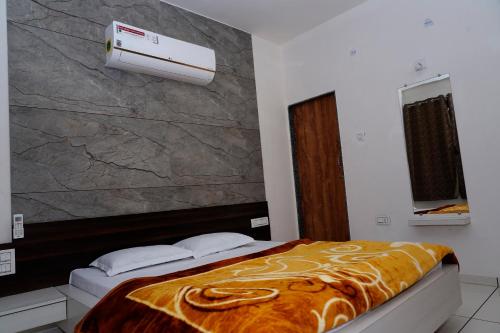 Giường trong phòng chung tại Heaven Accommodations