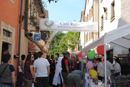 a crowd of people standing around a street market at AKZENT Hotel Am Bach in Dettelbach