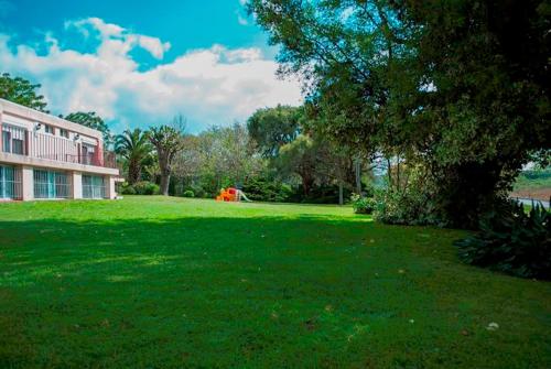 Κήπος έξω από το Mon Petit Hotel