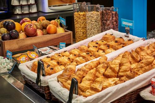 een uitstalling van brood en gebak in een supermarkt bij Kyriad Direct Lyon Sud - Chasse-Sur-Rhône in Chasse-sur-Rhône