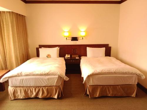 a hotel room with two beds in a room at Beautiful Hotel Taipei in Xindian