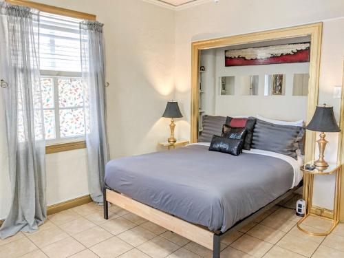 Un dormitorio con una cama grande y una ventana en Casa Bonita Apartments, en Long Beach