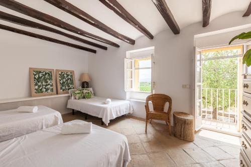 Cette chambre comprend 2 lits et une fenêtre. dans l'établissement Lidia Rural House, à San Martín Sarroca