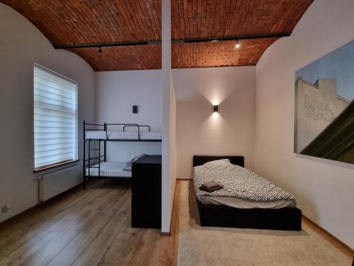 ein Schlafzimmer mit einem Bett und einem Etagenbett in der Unterkunft Apartament Sobieskiego in Nowy Sącz