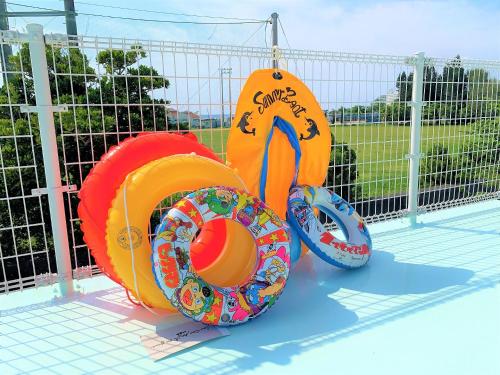 a group of inflatable toys on top of a pool at Nabee no Yado B057 in Onna