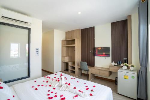 a bedroom with a bed with red roses on it at Hak Heng Hotel in Krong Poi Pet