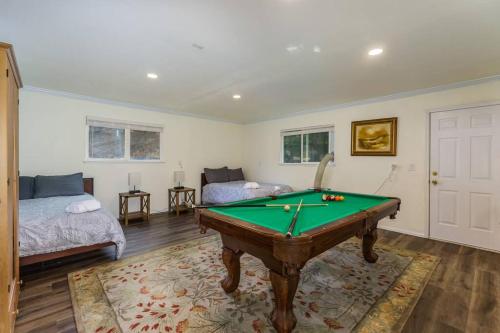 1 dormitorio con mesa de billar y 1 cama en Acorn House - Charming house in green heaven with pool table with lovely backyard, en Oakhurst