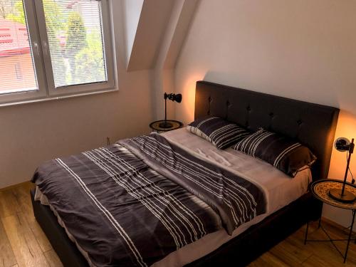 Postel nebo postele na pokoji v ubytování HILLTOP apartments Skopje