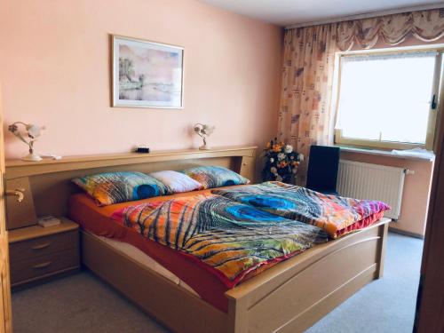 Un pat sau paturi într-o cameră la Veronikas Wohnung mit Garten