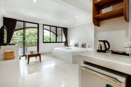 Η κουζίνα ή μικρή κουζίνα στο Prinz Garden Villa