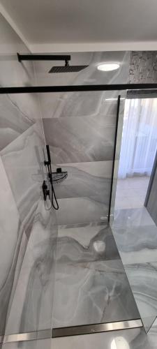 szklana obudowa z odbiciem osoby na niej w obiekcie Apartmán Viktorie w mieście Mikulov