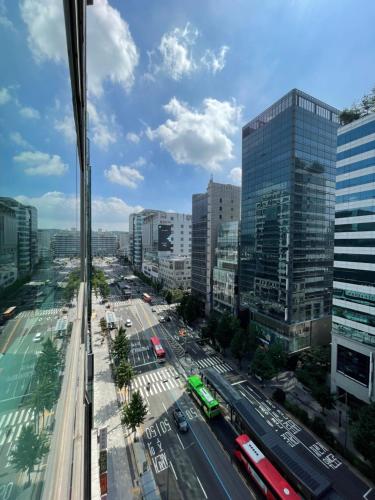 Blick auf eine Stadt mit Verkehr und Gebäuden in der Unterkunft Hongdae Residence 3 - 1min from Hongik Uni station Exit #1 in Seoul