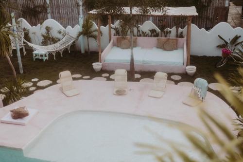 um quarto com uma banheira, uma cama e cadeiras em La Isla Bonita Gili Air em Gili Air