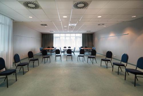 a conference room with chairs and tables in it at Seminaris Hotel Nürnberg in Nürnberg