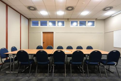 a conference room with a table and chairs at Seminaris Hotel Nürnberg in Nürnberg