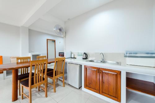 Η κουζίνα ή μικρή κουζίνα στο Prinz Garden Villa