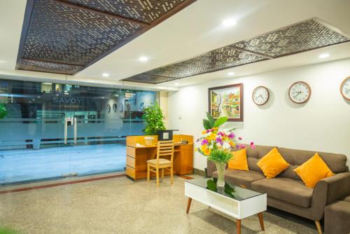 sala de estar con sofá y mesa en Sumitomo luxury apartment hotel near Lotte en Hanoi