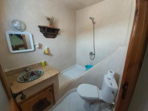 uma pequena casa de banho com WC e lavatório em Dar layla moulati em Chefchaouen