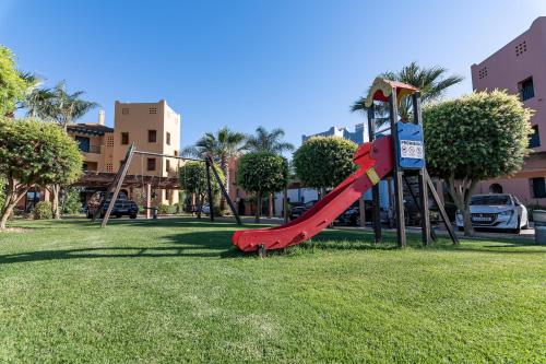 イスラ・カネラにあるEl Rincón del Golf II by Ĥの公園内の遊び場