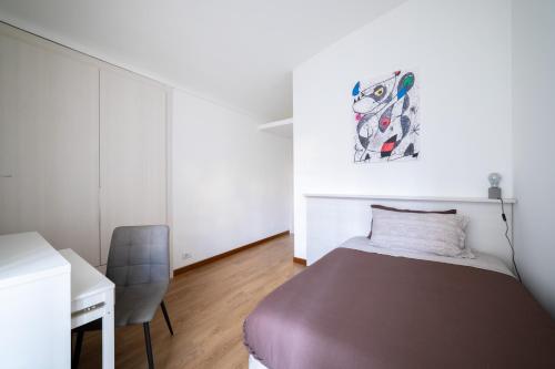 都靈的住宿－TO.STA BwithoutB HOME SHARING NEL CENTRO DI TORINO，一间卧室配有一张床、一张桌子和一把椅子
