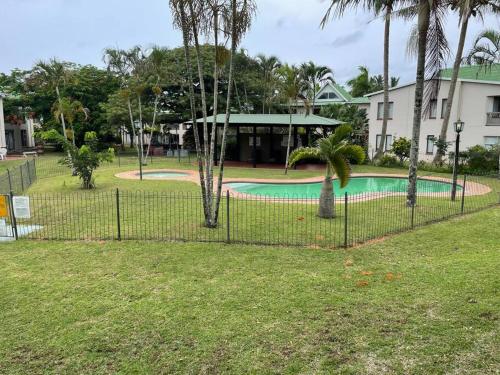 uma cerca em frente a uma piscina em Chaval Cove , 3 bedroom 2 Bathroom in St Lucia The bridge em St. Lucia