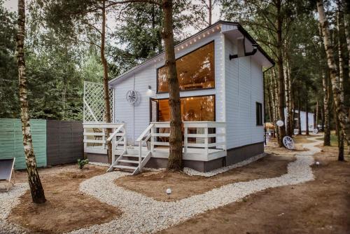 a tiny house in the middle of the woods at Wiejskie Swawole-domki w lesie na wsi 