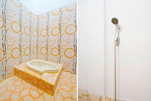 La salle de bains est pourvue d'une douche et de toilettes. dans l'établissement OYO Life 91469 Pondok Pelita, à Lembang