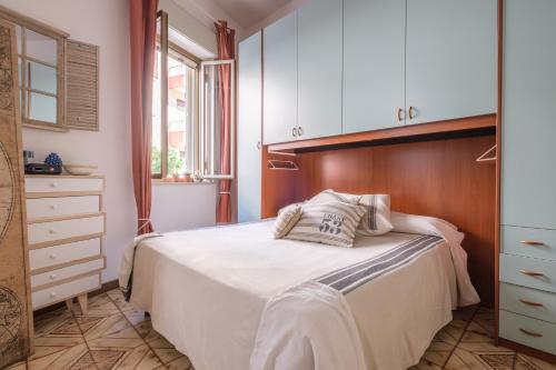 - une chambre avec un lit et une tête de lit en bois dans l'établissement Tyndaris home, à Oliveri