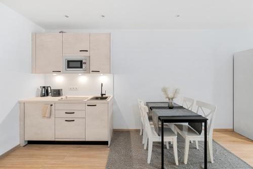een keuken en eetkamer met een tafel en een aanrecht bij VibeStudio 301 - Central - AC - Licensed - Parking Nearby in Wenen