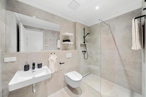 een badkamer met een wastafel, een toilet en een douche bij VibeStudio 301 - Central - AC - Licensed - Parking Nearby in Wenen