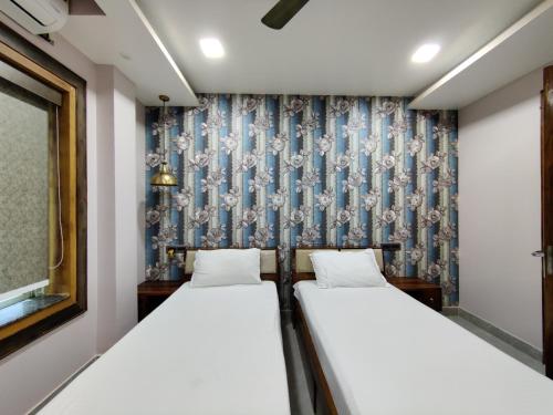 Een bed of bedden in een kamer bij Sakuntala Residency