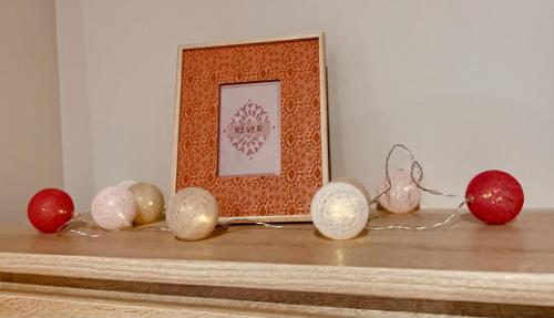 a shelf with a picture and some decorations on it at Gignac - Superbe cocon indépendant avec balnéo et jardin in Gignac