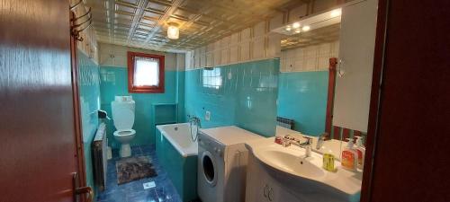 uma casa de banho azul com um lavatório e um WC em Kuća za odmor em Generalski Stol