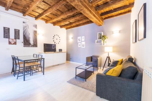 een woonkamer met een bank en een tafel bij Alzaia Naviglio Grande in Milaan