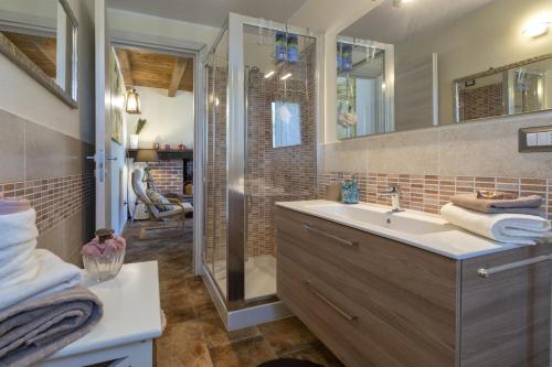 uma casa de banho com um lavatório e um chuveiro em La Casa di Valverde em Alghero
