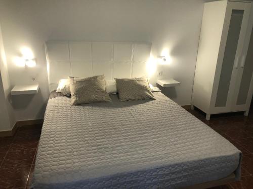 1 dormitorio con 1 cama con 2 almohadas en Tamonante rooms en Gran Tarajal