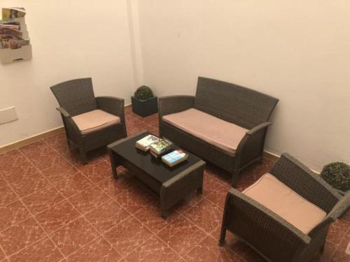 um quarto com três cadeiras e uma mesa em Tamonante rooms em Gran Tarajal