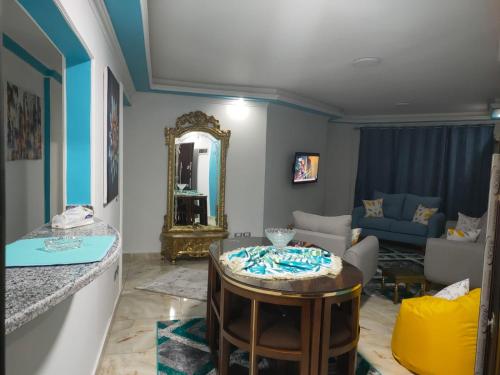 ein Wohnzimmer mit einem Tisch und einem Sofa in der Unterkunft مراحب للاسكان الفندقي - منتجع سيسيليا / Maraheb Group For Hotel Accommodation - Cecelia Resort in Alexandria