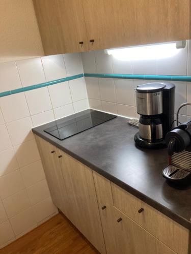 une cuisine avec une cafetière sur un comptoir dans l'établissement PLAGNE BELLECOTE - 5 Pers - Vue Pistes - Acces Piscine chauffee, à Plagne Bellecôte