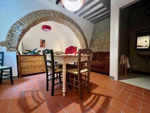 a kitchen and dining room with a table and chairs at Le Fonti di San Gimignano in San Gimignano