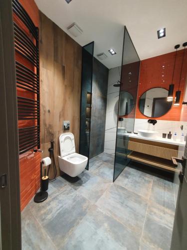 La salle de bains est pourvue de toilettes et d'un lavabo. dans l'établissement Lovely Apartment in the centre of Yerevan, à Erevan