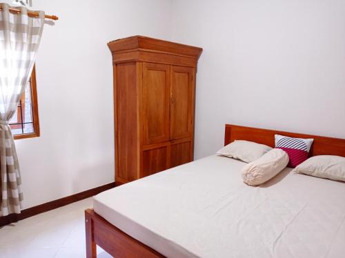 Кровать или кровати в номере Angler Homestay & Joglo