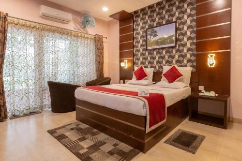 a hotel room with a bed in a room at KSTDC Hotel Mayura Riverview Srirangapatna in Seringapatam