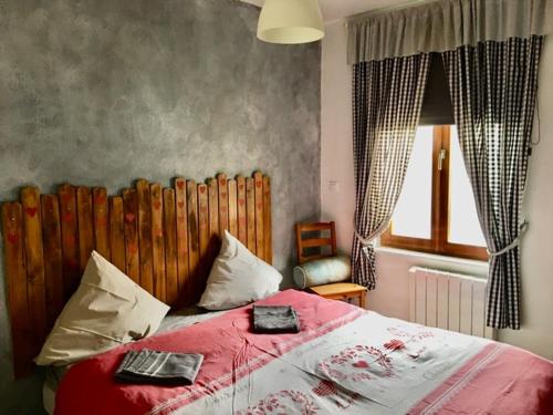 una camera da letto con un grande letto con un piumone rosso di Gite Saint Florent Studio Apartment Parking Gratuit a Strasburgo