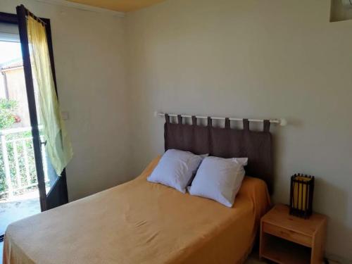 1 dormitorio con 1 cama con 2 almohadas en Gîte des Tamarins à Saint-Pierre la Mer en Fleury