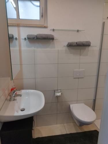 y baño con lavabo y aseo. en Ferienwohnung Bianca, en Nordhausen