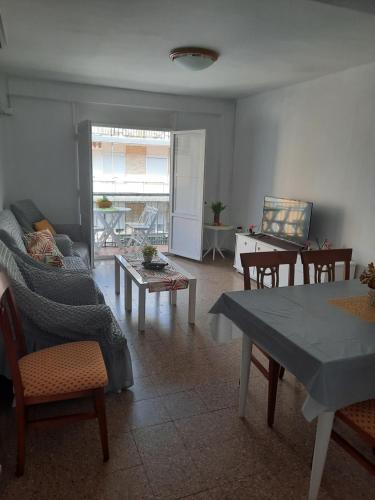 un soggiorno con divano e tavolo di Sun & Sea 3 Bedroom Apartment de Grau a Gandía